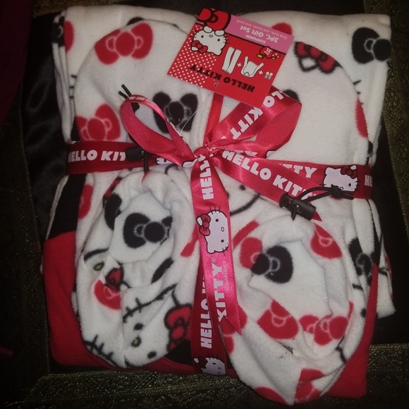 Hello Kitty Fleece PJ Set w.matching Slippers NEW - Picture 4 of 8